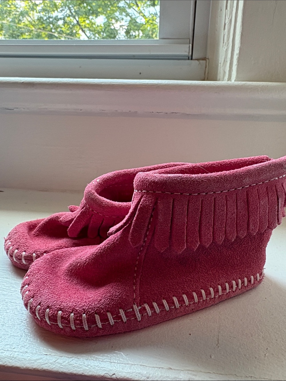 Minnetonka Kids Suede Fringe Moccasins - Pink
